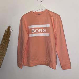 Rosa Björn Borg sweatshirt i strl 36 💗 använd 1 gång då den är lite för stor för mig 🤪 köpt för 300kr men säljs för 120 + frakt, pris kan diskuteras 🧐