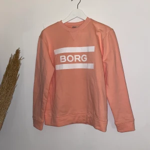 Björn Borg sweatshirt  - Rosa Björn Borg sweatshirt i strl 36 💗 använd 1 gång då den är lite för stor för mig 🤪 köpt för 300kr men säljs för 120 + frakt, pris kan diskuteras 🧐