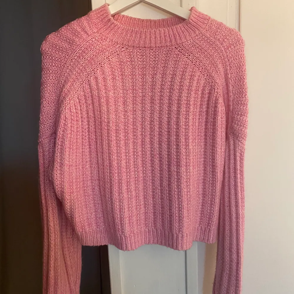 Snygg och skön, rosa stickad tröja från nakd. Passar S & M. Säljs för 100kr (om man kan mötas upp). Stickat.