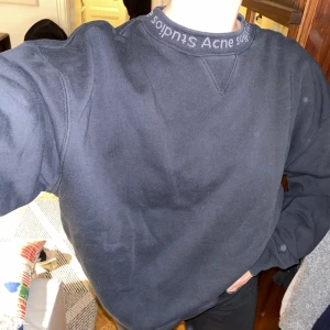 Tröja från Acne - En svart sweatshirt ifrån Acne! Jätteskön och sitter fint. I bra skick! 