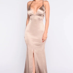 Balklänning - Jättefin balklänning från Fashionnova. Aldrig använd. Lappar är kvar. Frakt ingår i priset ☺️