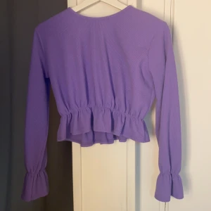 Lila top storlek 38 - Lila top från boohoo i storlek 38. Säljs för 100kr (om man kan mötas upp)                             Möts helst upp men kan även leverera på andra sätt