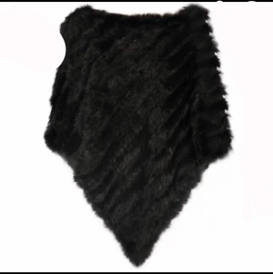 Päls Poncho - Svart pälsponcho i fint skick. One Size men passar det flesta. Fin att ha över skinnjacka tex