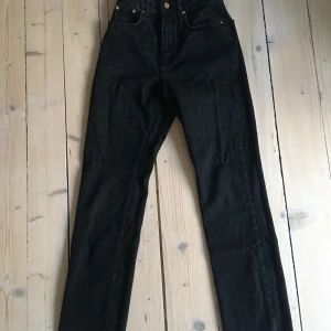Snygga Nakd jeans  - Har ett par svarta snygga nakd jeans som har slitningar längst ner säljer dem för att jag inte använder inte dem längre pga att dem är alldeles för korta för mig som är 171 cm 💕 är i storlek 34 och frakten bjuder jag på 💕 dem är i nyskick 💕 om det är många intresserade så buda i kommentarerna eller skriv till mig privat 