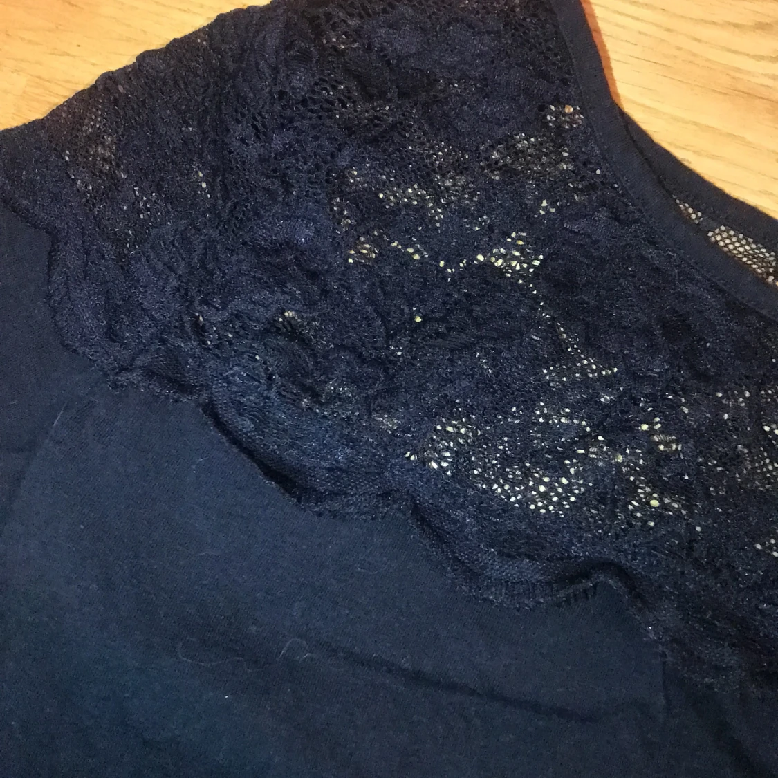 T-shirt med fin spetsdetalj  - 90