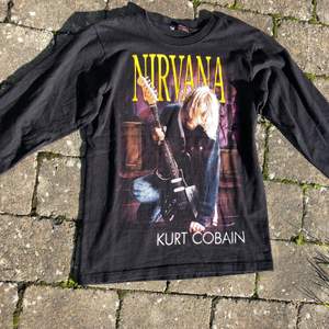 Nirvana Merch med Kurt Cobain på! Tryck både fram och bak, storlek S. Condition 9/10 aka mycket bra skick🙌😊