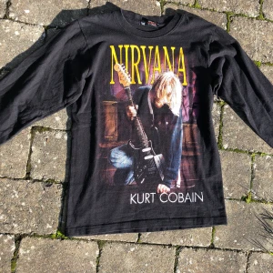 Nirvana Merch Longsleeve  - Nirvana Merch med Kurt Cobain på! Tryck både fram och bak, storlek S. Condition 9/10 aka mycket bra skick🙌😊