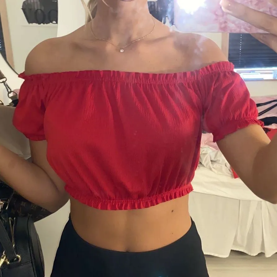 En fin röd off shoulder topp från H&M, storlek M💘. Yläosat.