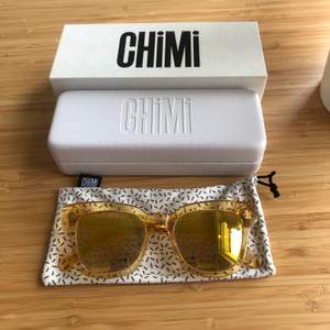 Gula solglasögon från chimieyewear, köpta 2019, knappt använda, allt medföljer, säljer för 500kr