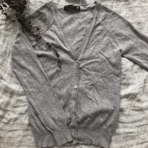 Zara kofta  - Kofta från Zara. Använd två gånger. Köparen står för frakt 🌸