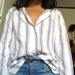 Vit blus med ränder  - Vit V ringad blus med ränder. Använd fåtal gånger och inga defekter alls. Den behövs strykas och det kan jag göra innan frakt! Är storlek xs men passar som S 