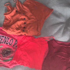 Rött litet gäng! - Blandade röda kläder säljes!!! Skriv om du är intresserad för fler bilder samt pris!!! Klänningen saknar knappen längst ner men jag har själv använt den trots det, och det röda linnets band har gått av på ena sidan och ersatts av en säkerhetsnål, går säkert att du sy ihop superlätt för hand!!❤️❤️❤️