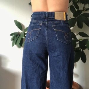 Mörka jeans - Sitter tajt vid högt och midja. Mörka i fägen✨ Bud ligger på 200!!
