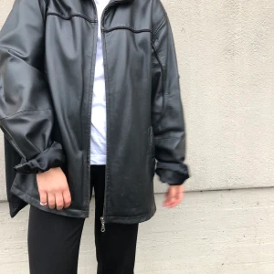 Leather jacket - Skitsnygg skinnjacka! Storlek L men jag brukar ha S, så bär den oversized🍂