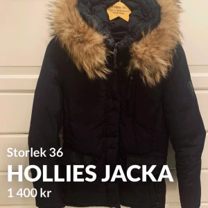 Hollies jacka - Säljer min hollies jacka, kemtvättad detta år och inte använd sen dess. Ögglan är sönder men lätt att laga om du skulle vilja de. Kan tänka mig sänka priset vid snabb affär