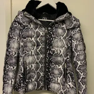 Cool jacka i ormskinnsmönster med mysig avtagbar luva i fakepäls från Zara.  Frakt tillkommer💗💗