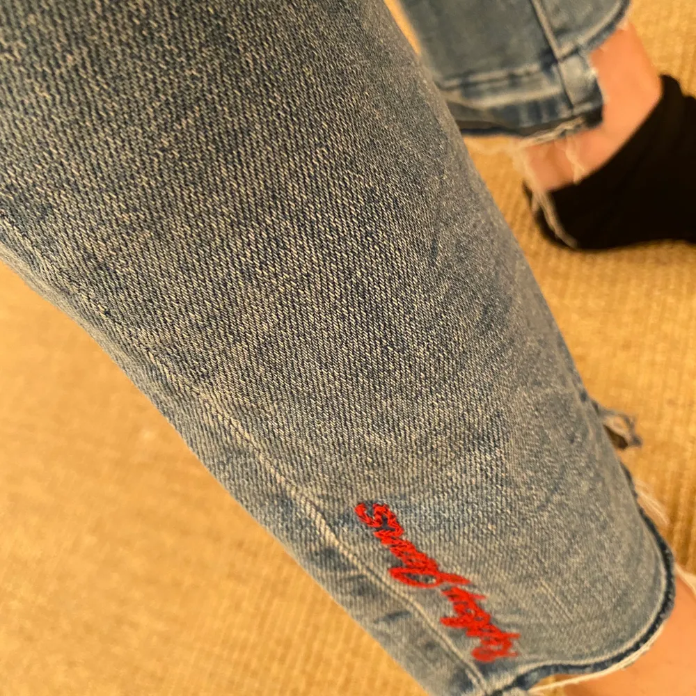 Jeans från replay som lite fransiga och utsvängda nertill. Står även replay i röd text på en benet.Storlek w25. Jeans & Byxor.