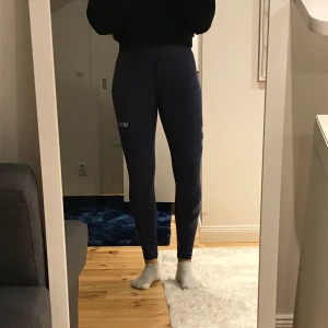 Aimn träningstights  - Snygga blåa tights från aimn, använda ca 5-10 gånger, ser som nya ut. Stl M, passar även S. Highwaist, nypris 700 kr, säljer för 450 kr. Pris förhandlingsbart.