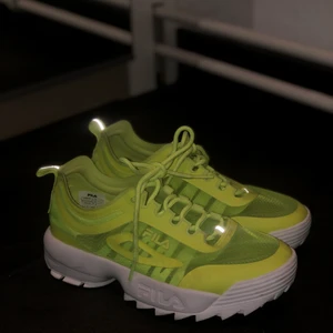 Filaskor Neon - Säljer syrrans skor som växte ur inann hon hann använda dom. Nypris 800. Köparen står för frakten💛