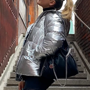 Silverjacka - Säljer min skitcoola silverjacka köpt i vintras som inte längre är min stil, använd 2 gånger