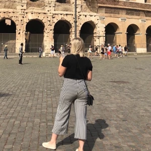 Randiga byxor - Randiga byxor från sisters point. Vida och stretchiga! Använda ett fåtal gånger! Frakt ingår