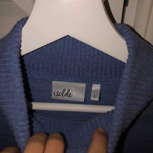 En jättefin blå tröja från isolde. Väldigt fin blå färg!! Säljer för den inte kommer till användning. Strl L men är som en S. Köparen står för frakten💛💛