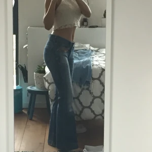 vintage flare jeans✨💚 - Passformen är perfekt och har söta detaljerad designs!! skulle säga att det kan passar för någon som är 24-26W!! jag själv är 23 och det passar perfekt!! super fin, unik och very vintage style🤩💚💚💚