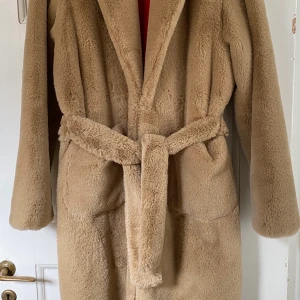 Sandor Jacka - säljer denna otroligt fina Sandro kappa. Den är perfekt nu till höst och vinter! Köpte den på Nk sandro butik för 5000kr den är i storlek 36 och endast använd 2 gånger. 