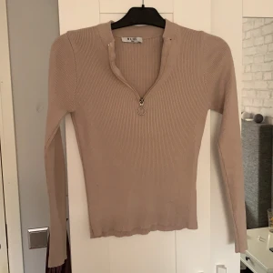 Beige tröja - Beige tröja med dragkedja från NA-KD, i storlek S! Endast använd två gånger då den är lite för liten för mig.  Supersnygg!! 👍🏼