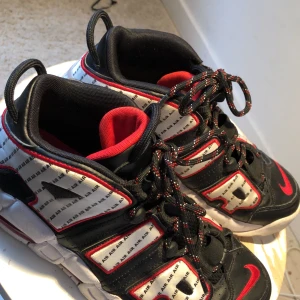 Nike Air More Uptempo 96 Pinstripe - Storlek: 8.5 US 42 EUR.                                            Köpt: I london 2018.                                                    Skick: 6.5/10.                                                           Nypris Pris: 2200kr  180£
