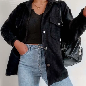 Chicy Trendy Jacka  - Säljer denna jackan från Chicy då den är för lurvig för min smak då materialet är lite luddigt typ teddy-ish, den sitter snyggt oversized på & är använd 2 gånger så rätt ny. 