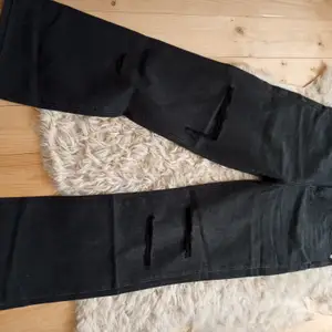 Sypersnygga ripped jeans från hemsidan Aromiya, säljer då jag valde en storlek förliten, de är size L, bra material, testat dem en gång annars aldrig använda.