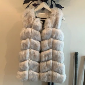 Vit Pälsväst - Jätte fin vit pälsväst med fickor som jag köpte förra året. Har bara använt den 1 gång så den är i jätte fint skick, säljer pga att jag inte använder den. (Köpt för 600kr)💕💕