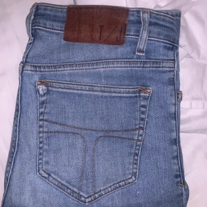 Tiger of Sweden jeans  - Modell heter amy sjukt populära💕 långa i benen jag är en 176cm och dom går ner till golvet 