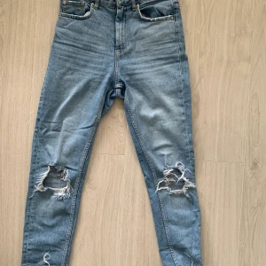 Gina Tricot, Hög midja - Jeans i bra skick. Storlek 34.