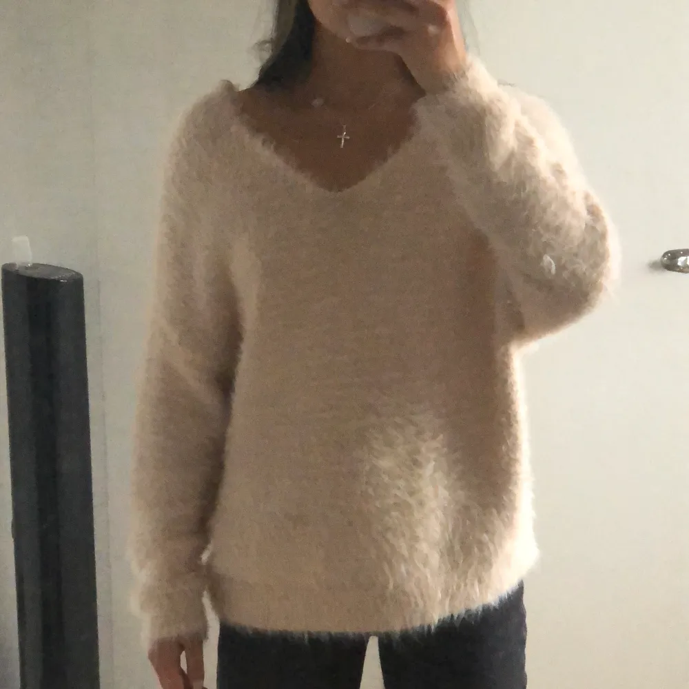 Ljusljus rosa/beige fluffig långärmad från bikbok 💖 huuur skön som helst! Går att slappa i hemma men också att klä upp. Lappen är borta så vet ej storleken men den passar xs-l. Frakt 44kr. Stickat.