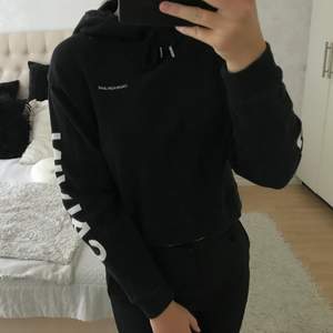 Säljer denna Calvin Klein hoodie. Sjukt fin och mysig💕💞Storleken är xs men passar även för s/m. 