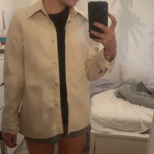 Skinn jacka - En ”fejk” skinn jacka i beige. Hyfsad nyköpt från GinaTricot. Knappats använd då jag inte är nöjd med färgen, men det är en jätte fin vår/höst jacka/ skjorta. Nypris 500kr! 