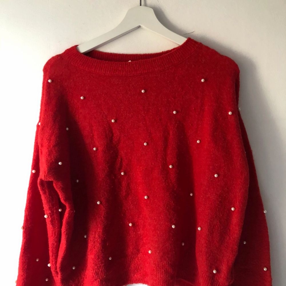 Säljer denna röda tröja med pärlor på ifrån h&m, nypris 199kr men mitt pris 30kr + frakt ✨💕. Skjortor.