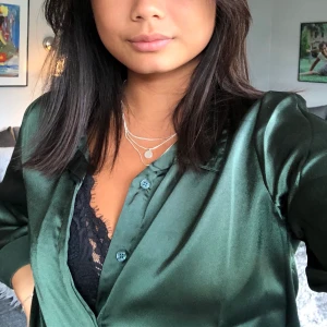 Smaragdgrön skjorta - Satinskjorta i en smaragdgrön färg! (Frakt tillkommer)