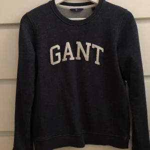 GANT sweatshirt storlek S - En mörkblå sweatshirt från GANT, använd fåtal gånger. Köparen står får frakten om det skulle behövas, annars möts vi upp om det är ett alternativ.