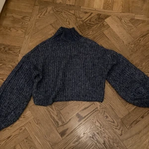 Gina tricot stickad polotröja storlek M. Knappt Använd, köpte för ca 440kr säljer för 200kr. Säljer för har inte fått användning av den. - Knappt använd. Köpt för ca 440kr säljer för 150kr. Säljer för har inte fått användning av den. Den är i perfekt skick. Köparen betalar frakt