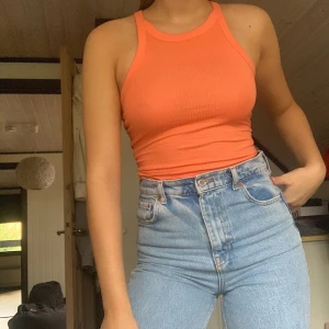 Oranget Modernt linne  - Oranget linne som ej kommer till användning. Det är i en simpel modern modell. Strl xxs men passar även upp till storlek s. Frakten är inkluderad i priset.