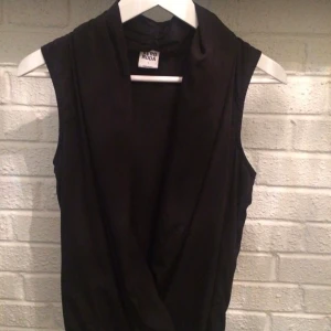 Top  - Top med öppning där fram som man kan reglera som man vill ha den  😊🌸