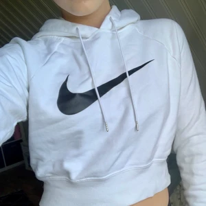 Nikehoodie - En snygg nikehoodie⚡️⚡️ lite kortare som man ser på bilden, jättebra skick. 