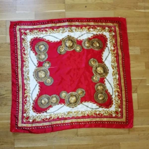 Satin sjal - Satin sjal i bra skick. Mått:95cm *95 cm. Kan användas som sjal eller topp 😍❤️Bild 2 är tips på hur man kan ha den som topp. ❗Notera att det finns en vit linje i mitten av sjalen. ⭐Säljer fler sjalar i min profil, fler köp = mer rabatt! 