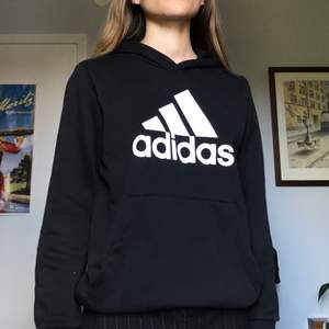 Adidas hoodie, knappt använd najs passform. 