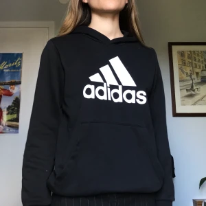 Adidas hoodie - Adidas hoodie, knappt använd najs passform. 