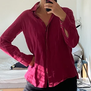 Vinröd linneskjorta massimo dutti  - Vinröd linneskjorta från massimo dutti. Super fin och skön!! :) 