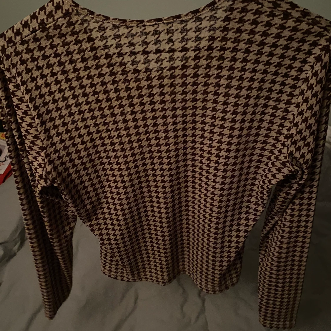 Roligt mönstrad långärmad topp - 91